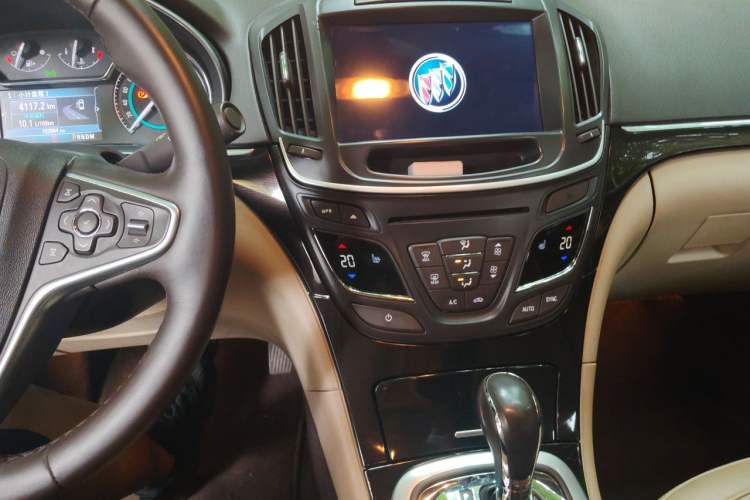 Used Buick Regal 2015 2.0L Elite Fashion Edition Audio And AC Panel