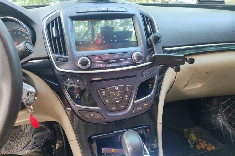 Used Buick Regal 2015 2.0L Leading Fashion Edition Audio And AC Panel