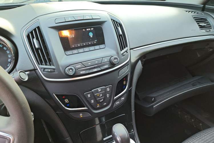 Used Buick Regal 2015 1.6T Leading Technology Model Audio And AC Panel