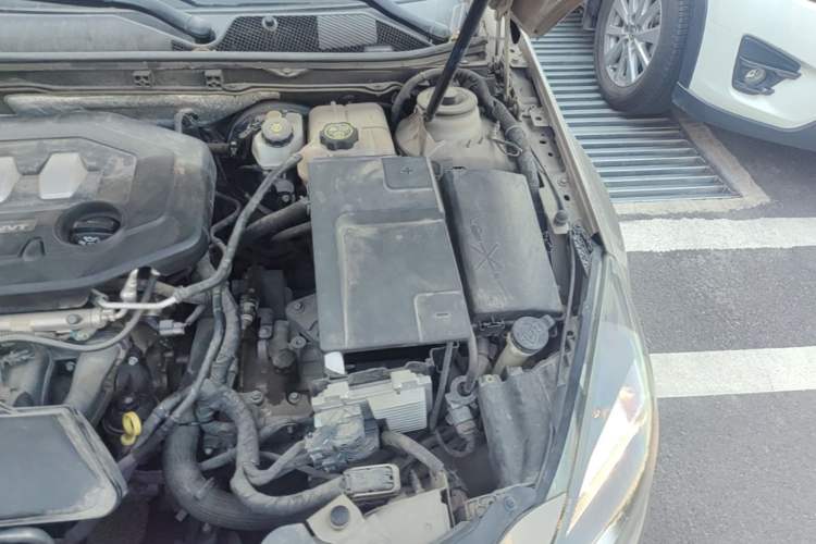 Used Buick Regal 2015 2.0L Elite Fashion Edition Engine Bay Left