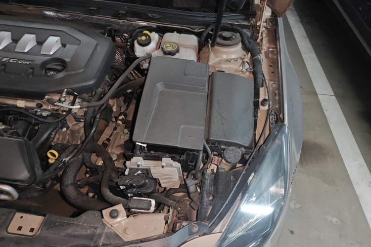 Used Buick Regal 2015 2.0L Elite Fashion Edition Engine Bay Left