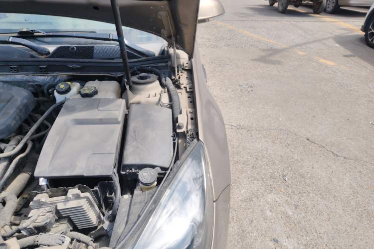 Used Buick Regal 2015 2.0L Elite Fashion Edition Engine Bay Left