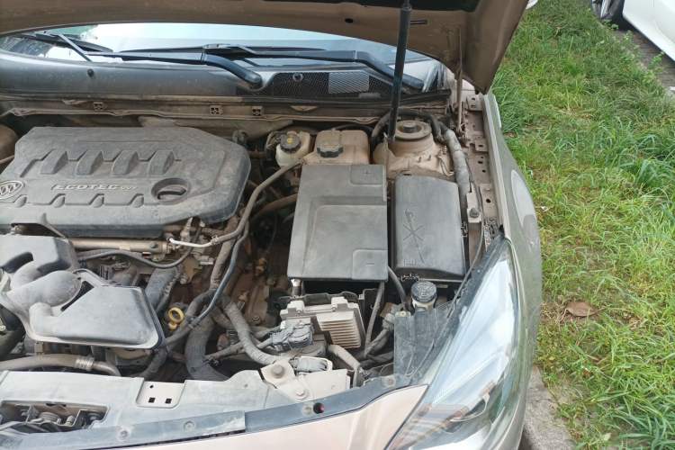 Used Buick Regal 2015 2.0L Elite Fashion Edition Engine Bay Left
