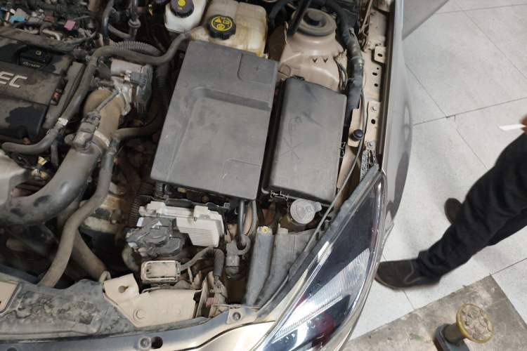 Used Buick Regal 2015 1.6T Elite Tech Model Engine Bay Left