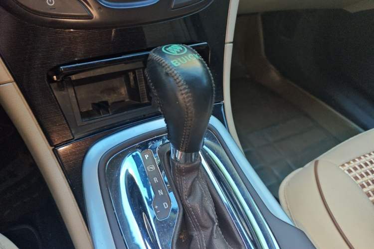 Used Buick Regal 2015 2.0L Leading Fashion Edition Gear Lever