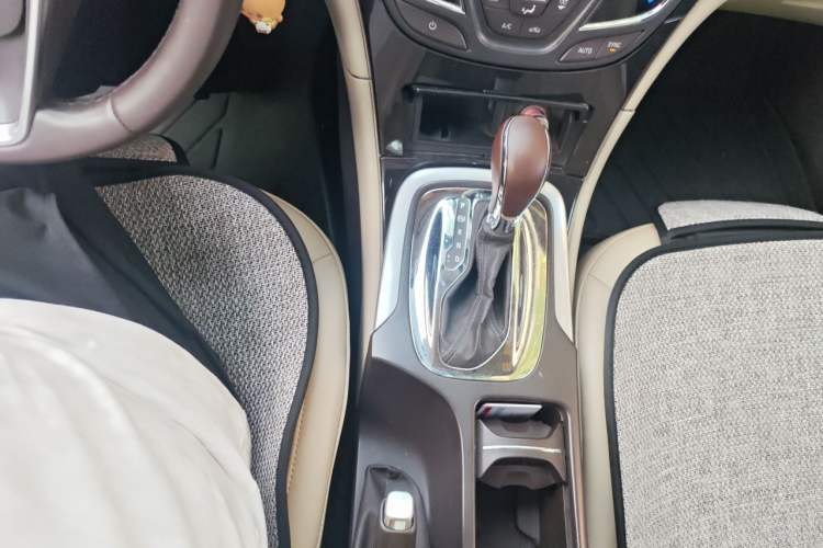 Used Buick Regal 2015 2.0L Leading Fashion Edition Gear Lever