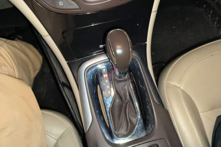 Used Buick Regal 2015 2.0L Elite Fashion Edition Gear Lever