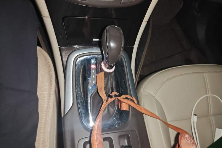 Used Buick Regal 2015 2.0L Elite Fashion Edition Gear Lever