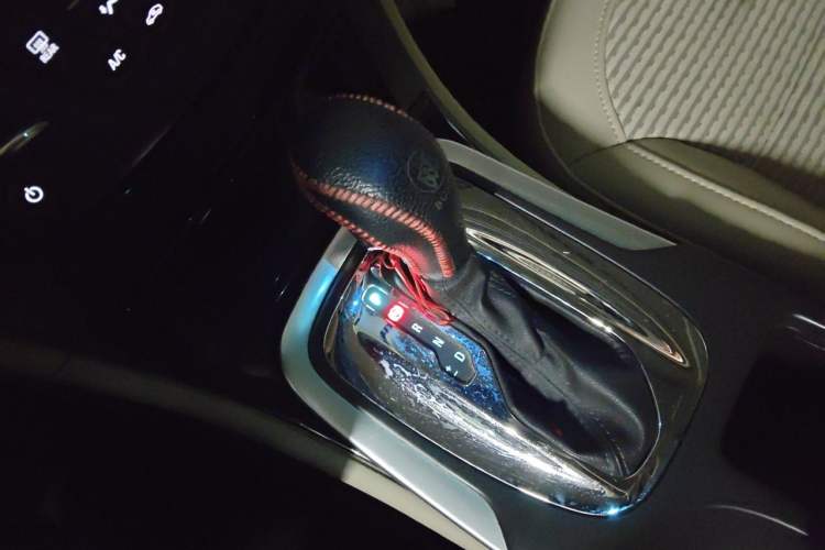 Used Buick Regal 2015 2.0L Leading Fashion Edition Gear Lever
