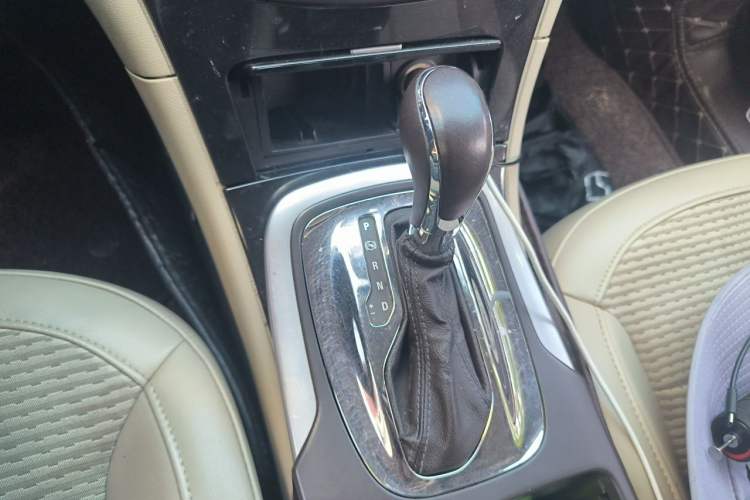 Used Buick Regal 2015 2.0L Leading Fashion Edition Gear Lever