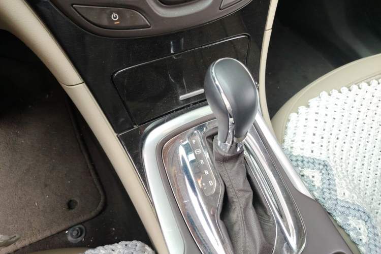 Used Buick Regal 2015 2.0L Leading Fashion Edition Gear Lever