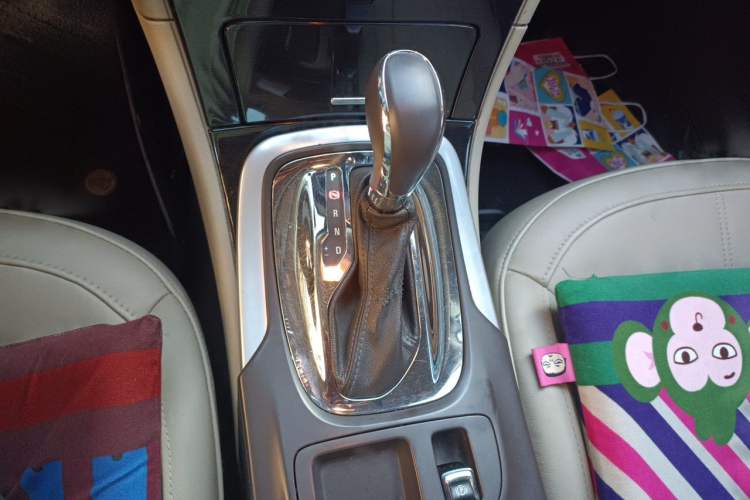 Used Buick Regal 2015 2.0L Elite Fashion Edition Gear Lever