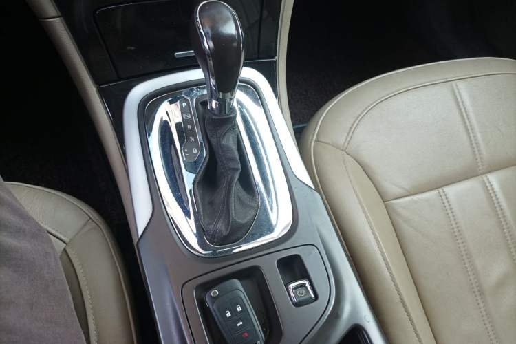 Used Buick Regal 2015 2.0L Elite Fashion Edition Gear Lever