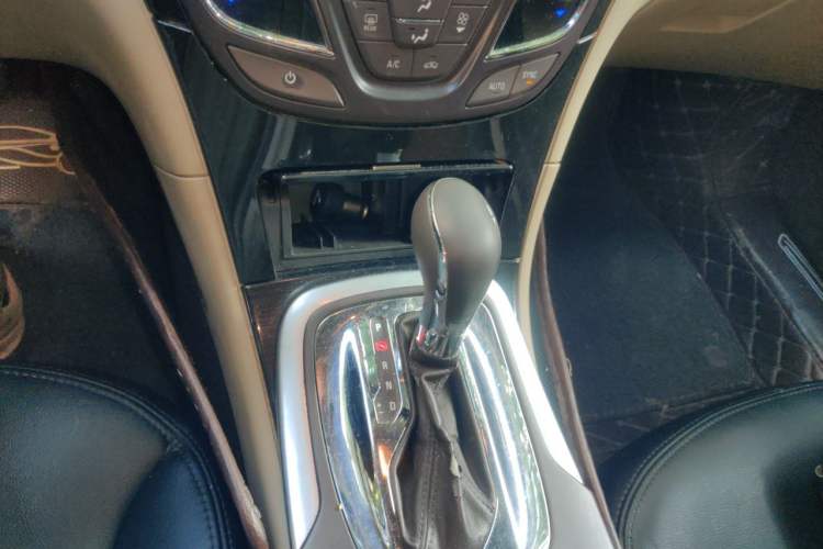 Used Buick Regal 2015 2.0L Leading Fashion Edition Gear Lever