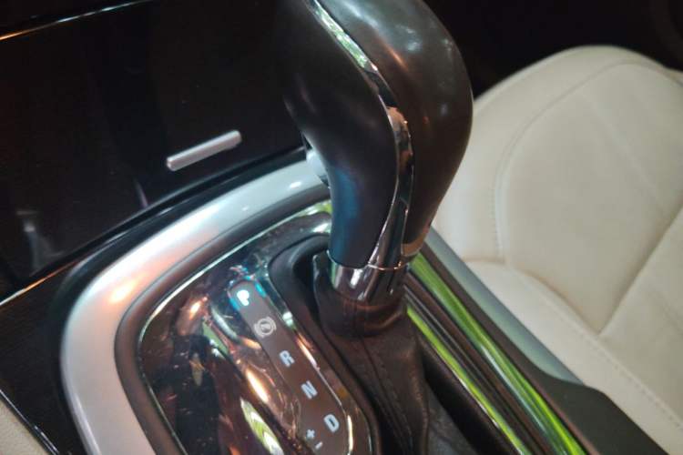 Used Buick Regal 2015 2.0L Elite Fashion Edition Gear Lever