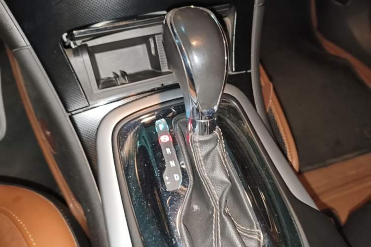 Used Buick Regal 2015 1.6T Elite Tech Model Gear Lever