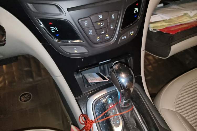 Used Buick Regal 2015 2.0L Leading Fashion Edition Gear Lever
