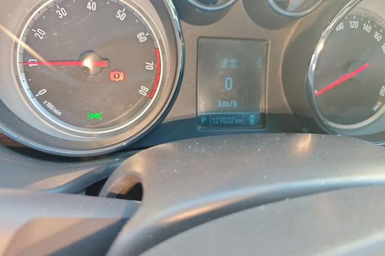 Used Buick Regal 2015 2.0L Leading Fashion Edition Odometer Close Up