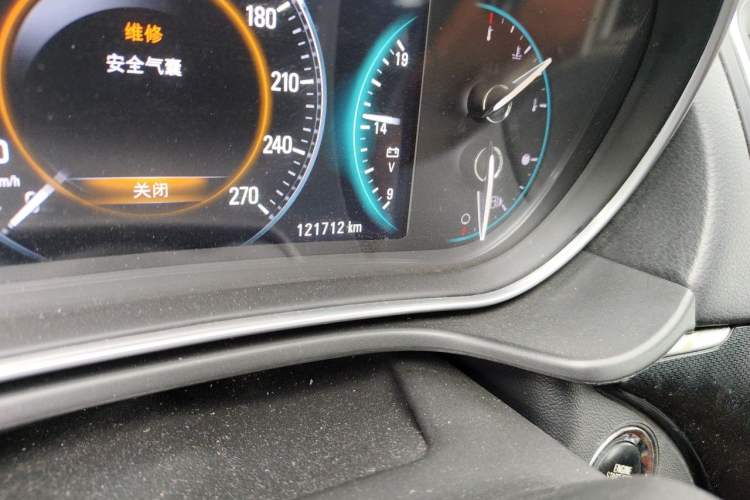 Used Buick Regal 2015 1.6T Elite Tech Model Odometer Close Up