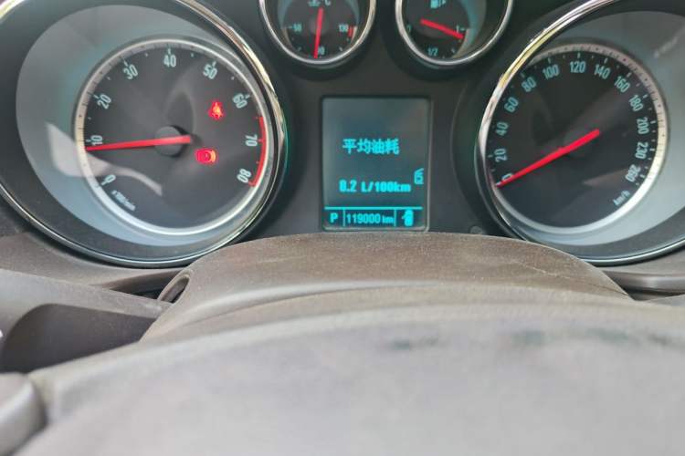 Used Buick Regal 2015 2.0L Leading Fashion Edition Odometer Close Up