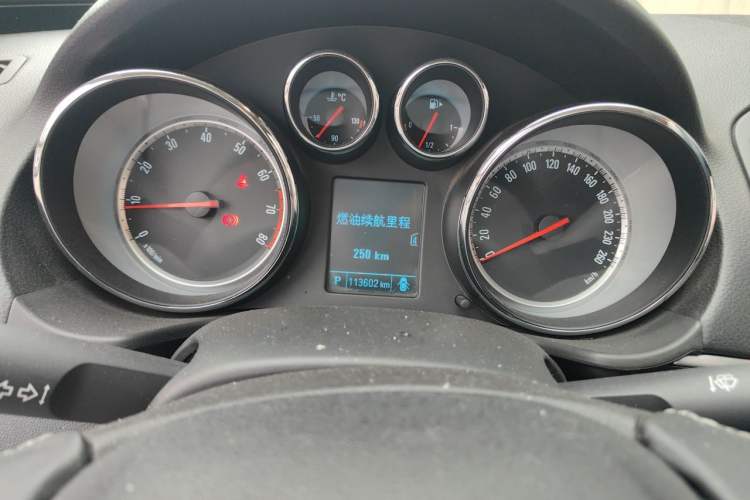 Used Buick Regal 2015 1.6T Fashion Tech Model Odometer Close Up