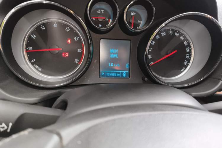Used Buick Regal 2015 1.6T Leading Technology Model Odometer Close Up