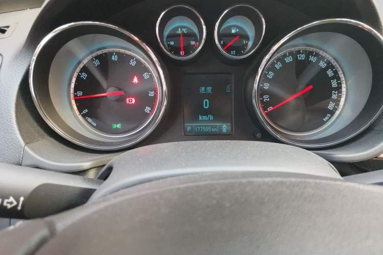 Used Buick Regal 2015 1.6T Fashion Tech Model Odometer Close Up