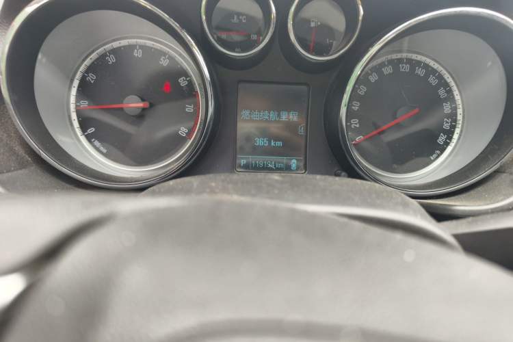 Used Buick Regal 2015 1.6T Leading Technology Model Odometer Close Up