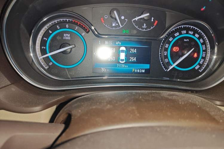 Used Buick Regal 2015 2.0L Elite Fashion Edition Odometer Close Up