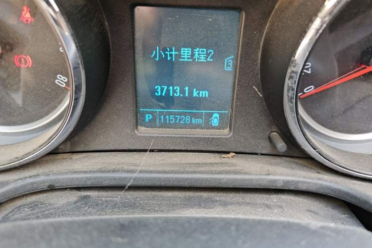 Used Buick Regal 2015 1.6T Leading Technology Model Odometer Close Up