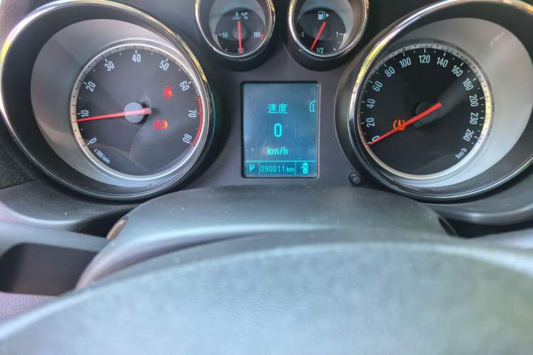 Used Buick Regal 2015 1.6T Leading Technology Model Odometer Close Up