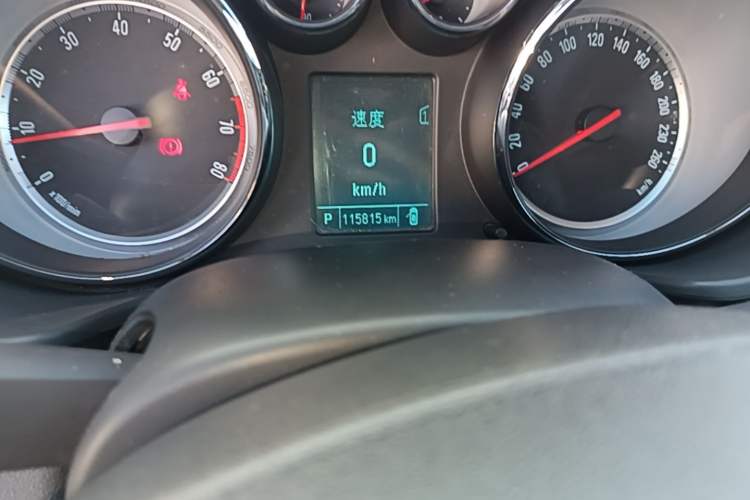 Used Buick Regal 2015 1.6T Leading Technology Model Odometer Close Up