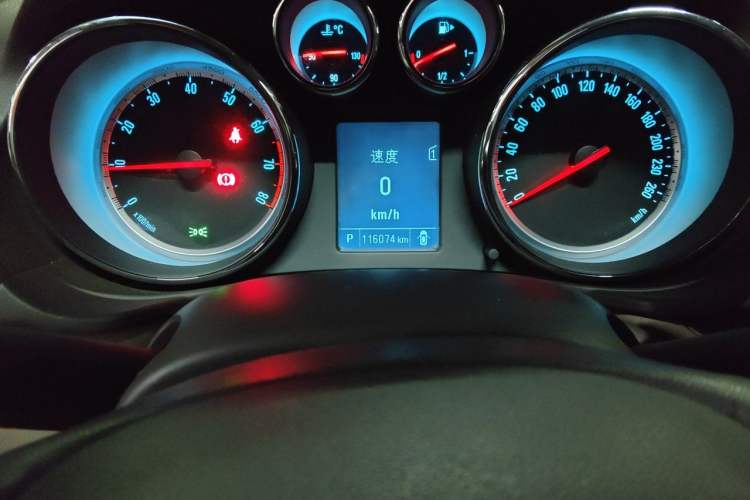 Used Buick Regal 2015 2.0L Leading Fashion Edition Odometer Close Up