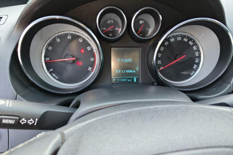 Used Buick Regal 2015 1.6T Leading Technology Model Odometer Close Up