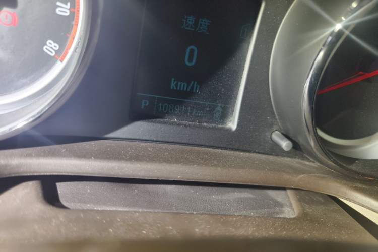 Used Buick Regal 2015 2.0L Leading Fashion Edition Odometer Close Up