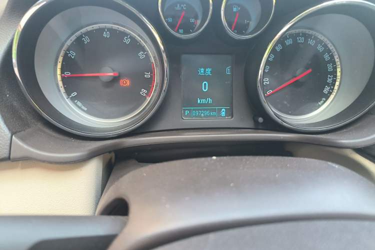 Used Buick Regal 2015 2.0L Leading Fashion Edition Odometer Close Up