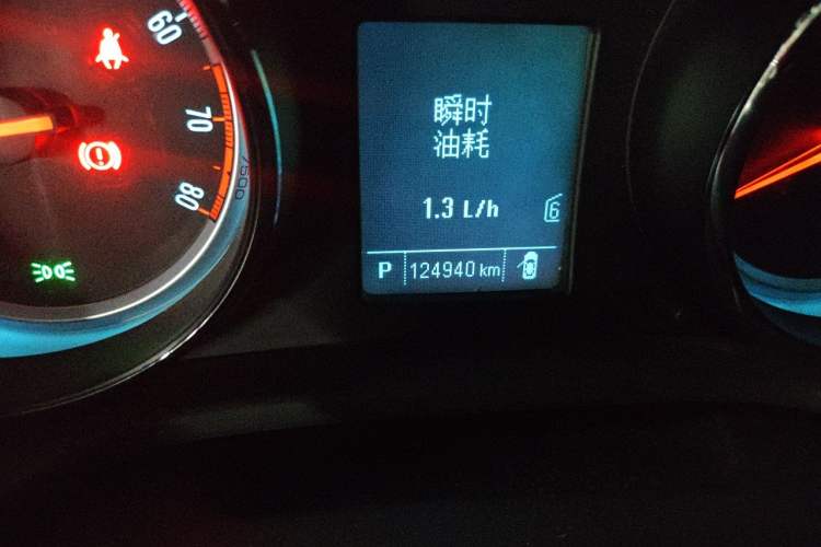 Used Buick Regal 2015 1.6T Leading Technology Model Odometer Close Up