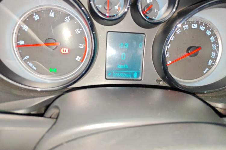 Used Buick Regal 2015 1.6T Leading Technology Model Odometer Close Up