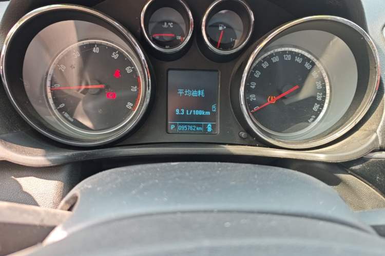 Used Buick Regal 2015 1.6T Leading Technology Model Odometer Close Up