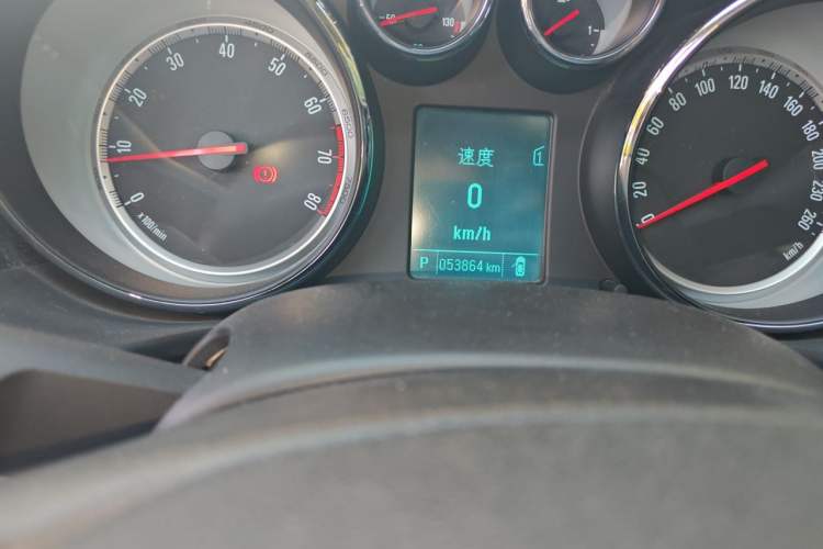 Used Buick Regal 2015 1.6T Leading Technology Model Odometer Close Up