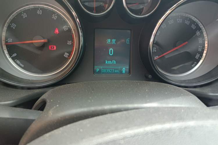 Used Buick Regal 2015 1.6T Leading Technology Model Odometer Close Up