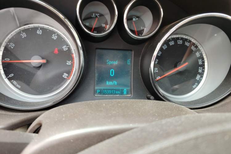 Used Buick Regal 2015 2.0L Leading Fashion Edition Odometer Close Up