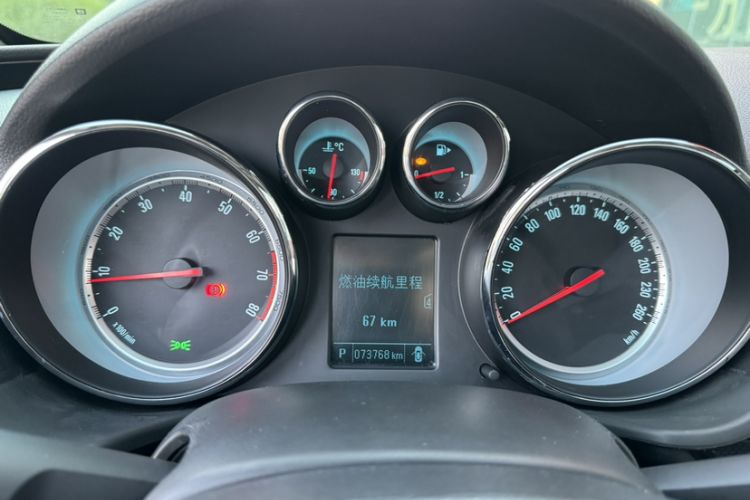 Used Buick Regal 2015 1.6T Fashion Tech Model Odometer Close Up