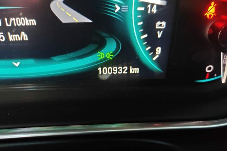 Used Buick Regal 2015 1.6T Elite Tech Model Odometer Close Up