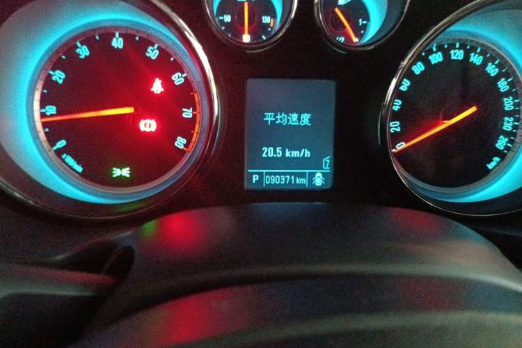 Used Buick Regal 2015 1.6T Leading Technology Model Odometer Close Up