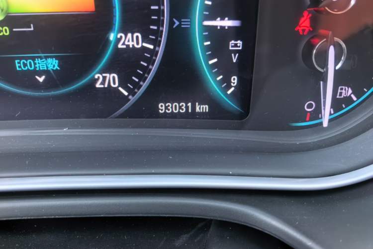 Used Buick Regal 2015 1.6T Elite Tech Model Odometer Close Up