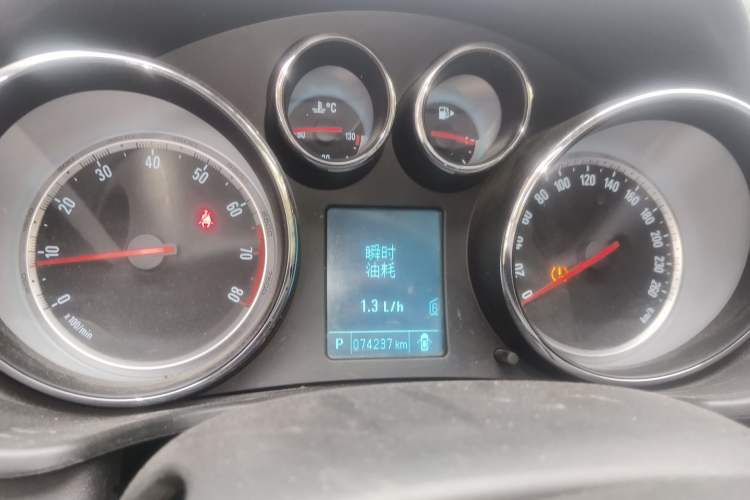 Used Buick Regal 2015 1.6T Leading Technology Model Odometer Close Up