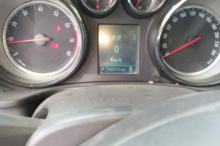 Used Buick Regal 2015 1.6T Leading Technology Model Odometer Close Up