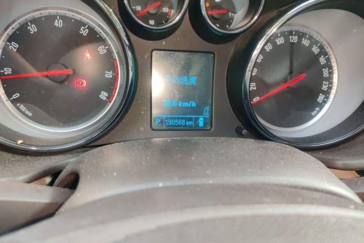 Used Buick Regal 2015 2.0L Leading Fashion Edition Odometer Close Up