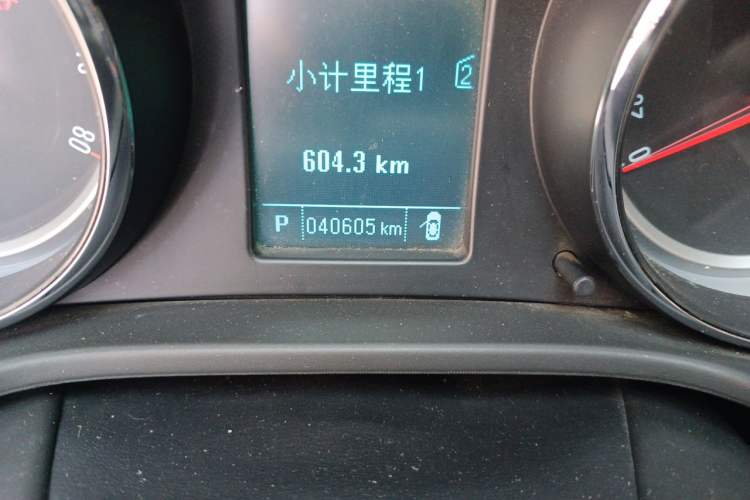 Used Buick Regal 2015 1.6T Leading Technology Model Odometer Close Up